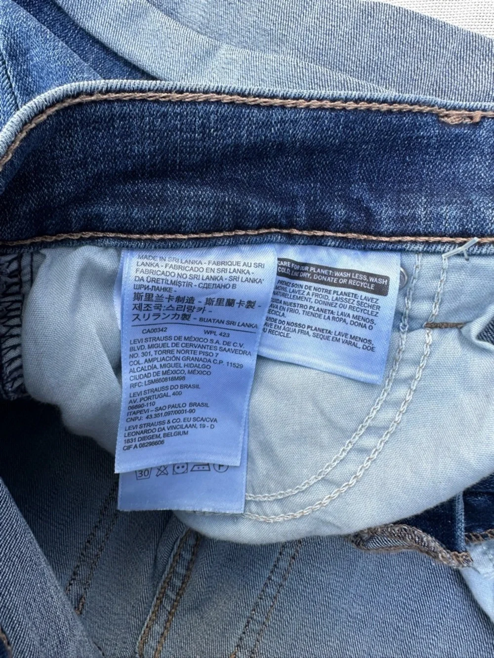 Levi's Women's Mid-Blue Rolled Hem Distressed Denim Shorts size 26 - Picture 10 of 10